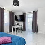 Charming In With Parking By Renters Apartment