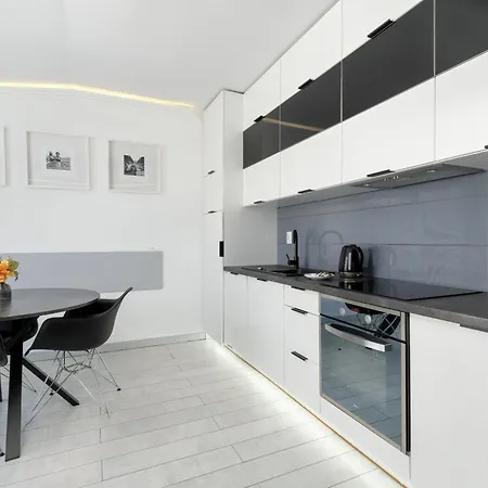 Charming In With Parking By Renters Appartamento *